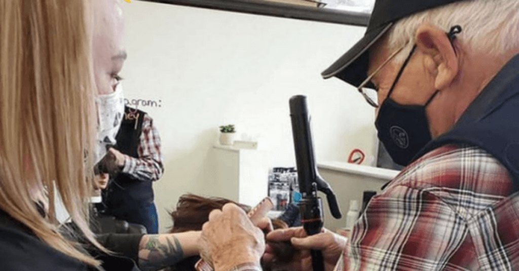 Idoso aprende a fazer penteados e maquiar esposa que está ficando cega