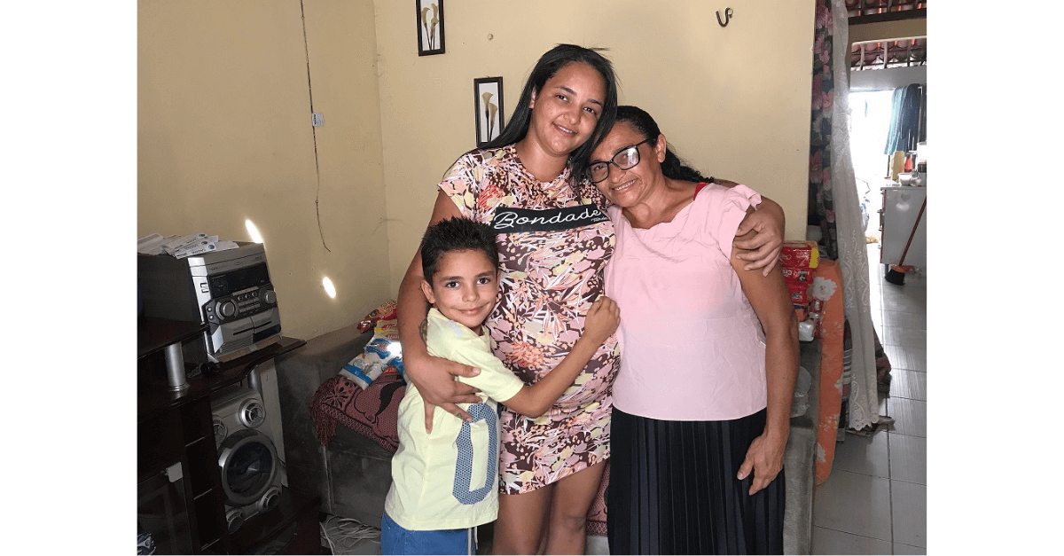 Menino que vendia geladinho para ajudar avó ganha casa nova