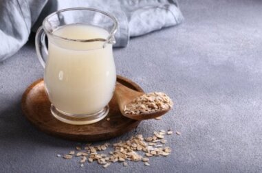 Beber leite de aveia engorda? O que você deveria saber