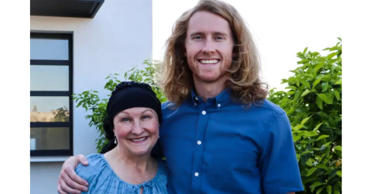 Mulher é diagnosticada com câncer e filho a presenteia com peruca feita com seu cabelo
