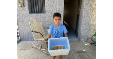 Menino que vendia geladinho para ajudar avó ganha casa nova