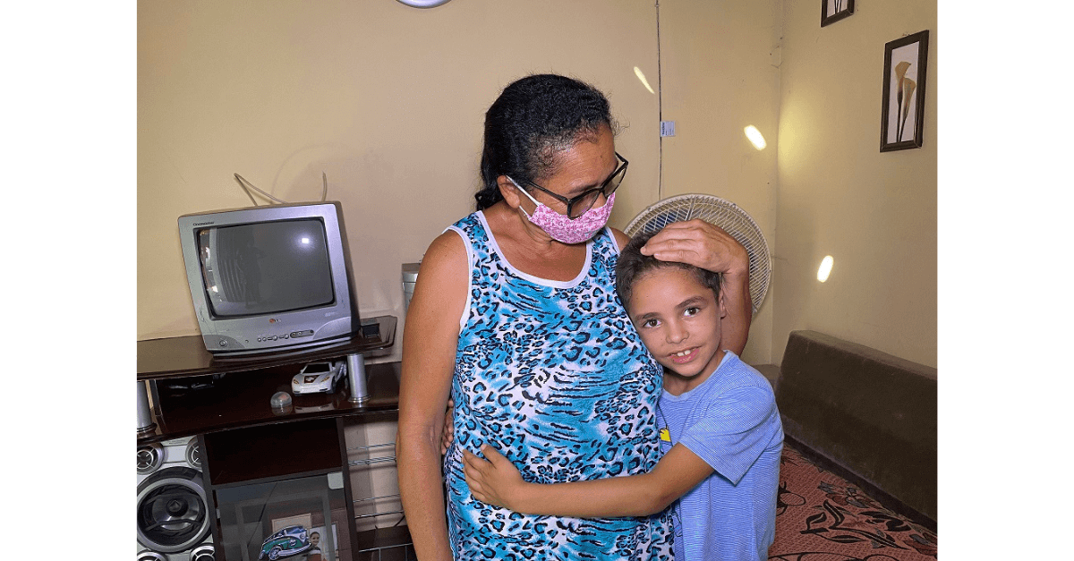 Menino que vendia geladinho para ajudar avó ganha casa nova