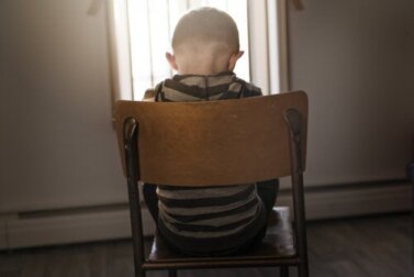 A cadeira do pensamento: este método é útil para corrigir crianças?