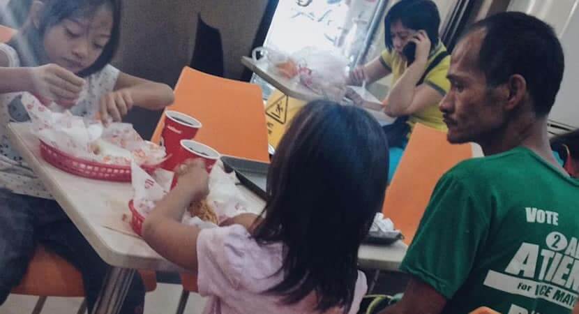 Pai solteiro gasta do pouco dinheiro que tem levando as filhas para comer