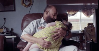 Homem acolhe crianças com doenças terminais rejeitadas e cuida delas até o fim de suas vidas