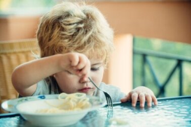 Como ensinar um bebê a usar talheres?