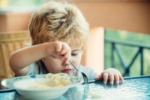 Como ensinar um bebê a usar talheres?
