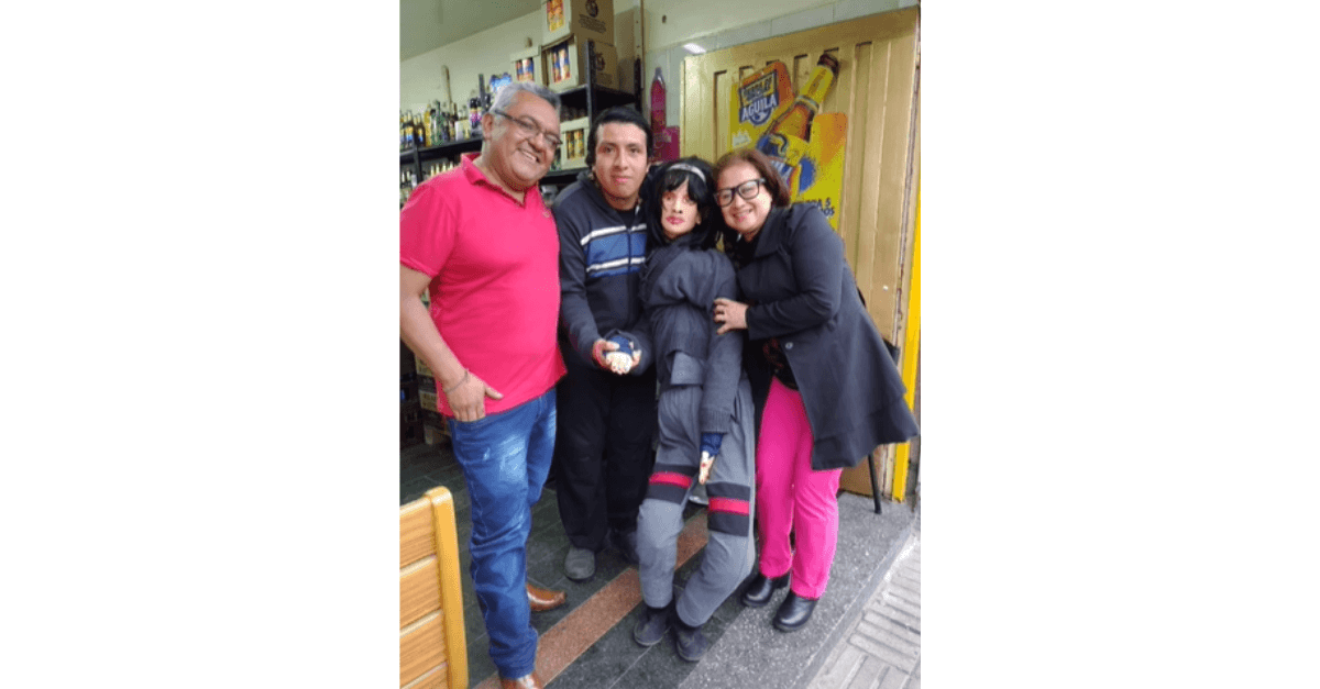 Homem cria família de pano para combater a sensação de solidão que o invadia