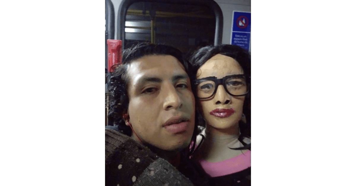 Homem cria família de pano para combater a sensação de solidão que o invadia