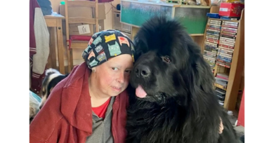Cachorro adotado fareja câncer de mama da tutora e salva a vida dela