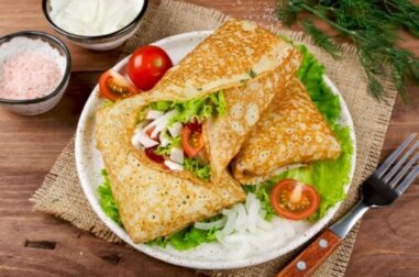 Receita fácil e saudável de panquecas com frango e legumes