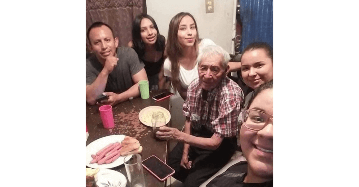 Idoso de 108 anos, que vivia debaixo de uma árvore, é adotado por família