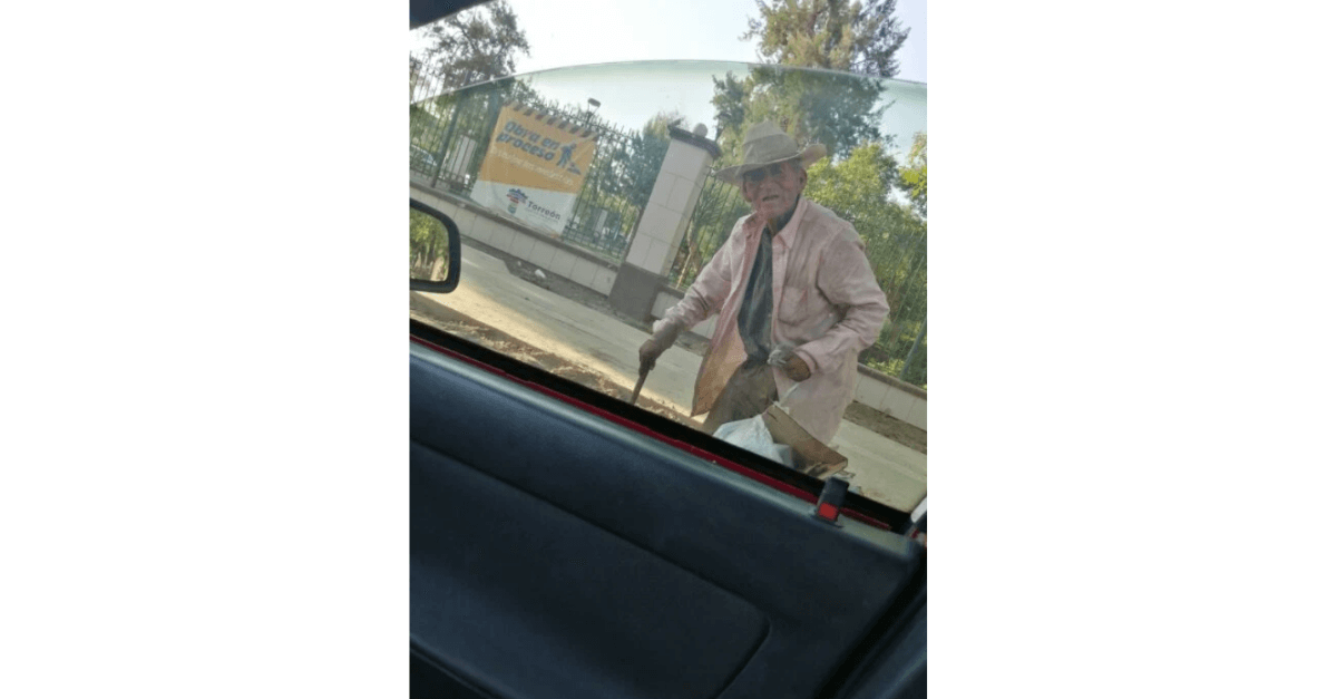 Idoso de 108 anos, que vivia debaixo de uma árvore, é adotado por família