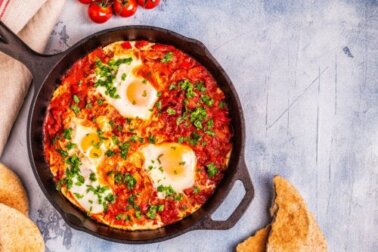 Ovos no purgatório: receita italiana fácil e rica