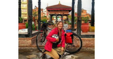 Aos 60 anos, mulher inspira ao largar trabalho para viajar o mundo de bicicleta