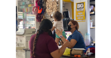 Chefe permite que funcionária leve filha ao trabalho para que ela não desista do emprego
