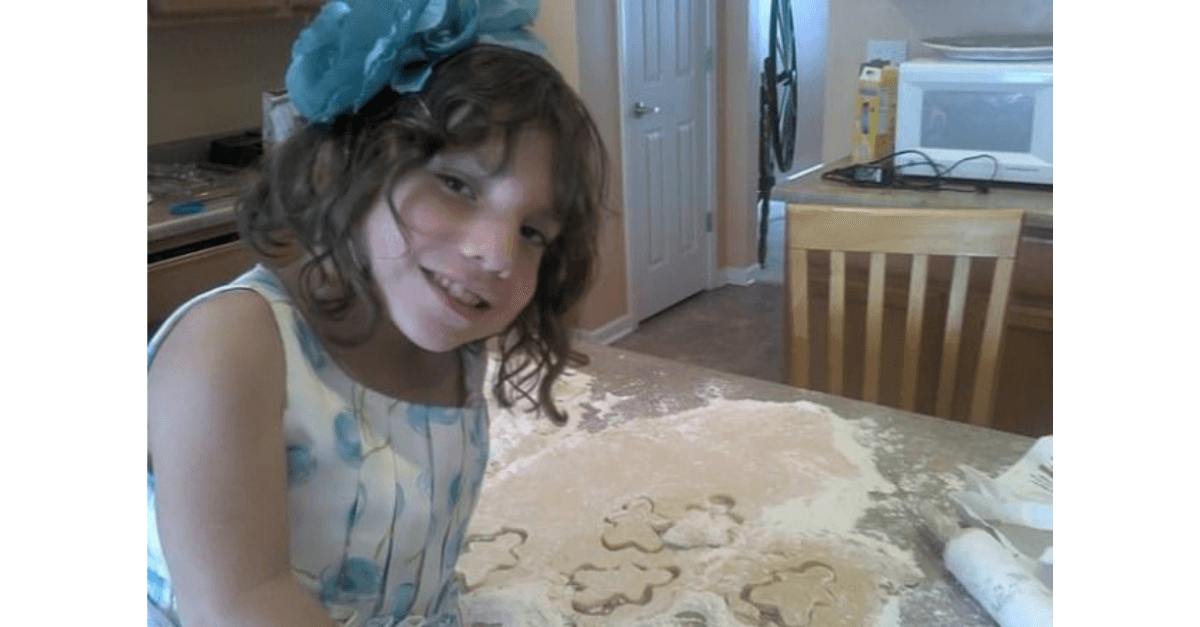 Insólito caso de uma órfã: pais abandonaram filha de 9 anos alegando que ela tinha 22 e era psicopata