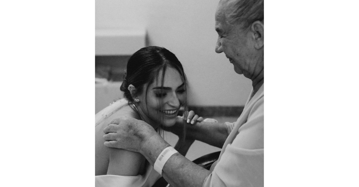 Noiva vai até hospital para pedir bênção à avó doente antes do casamento