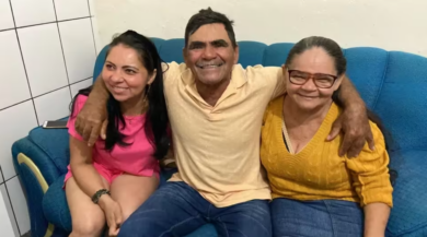 Filha abandonada pelo pai reencontra família após 51 anos