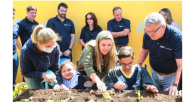 Conheça o projeto de horta sensorial que estimula a inclusão de estudantes com deficiência em escola municipal de Uberaba