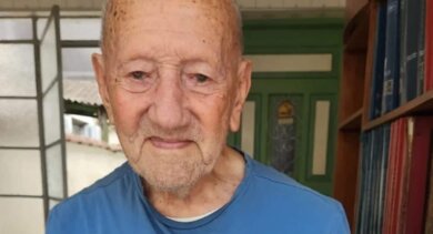 Idoso de 102 anos realiza sonho ao publicar um livro escrito à mão