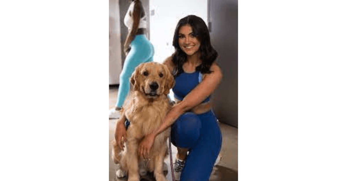 Jovem com epilepsia e autismo vence concurso e se torna miss ao lado de seu cachorro