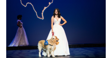 Jovem com epilepsia e autismo vence concurso e se torna miss ao lado de seu cachorro