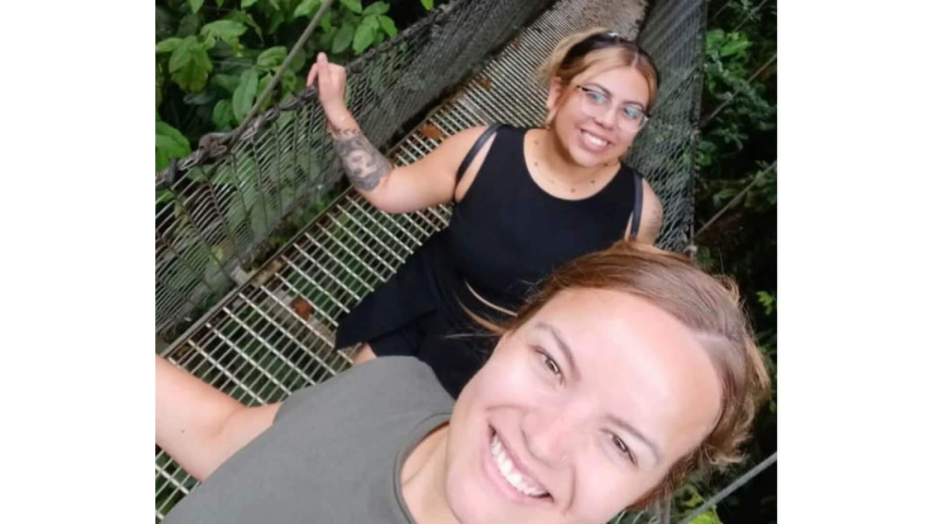 Duas mulheres passam férias juntas após descobrirem que namoravam o mesmo homem