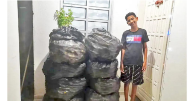 Menino junta oito sacos de latinhas para conseguir comprar a bicicleta dos sonhos