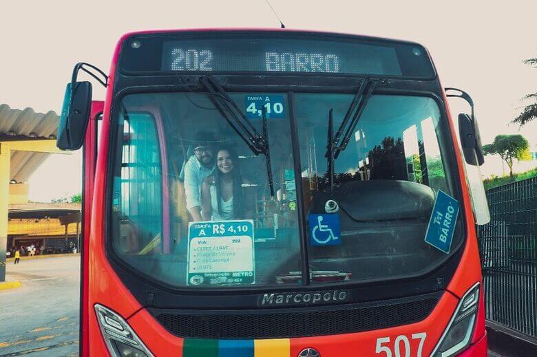 Noivos que se conheceram no ônibus fazem ensaio fotográfico no terminal