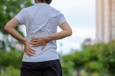 O que é uma distensão muscular intercostal e como ela é tratada?