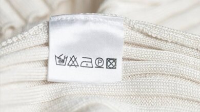 Você sabe o que significam os símbolos nas etiquetas das roupas?