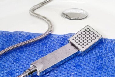 Aprenda a lavar os tapetes para banheiro de pano e plástico