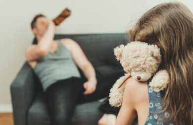 Por que você não deve beber álcool na frente de seus filhos