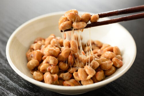 Natto, a comida japonesa viscosa que fornece probióticos