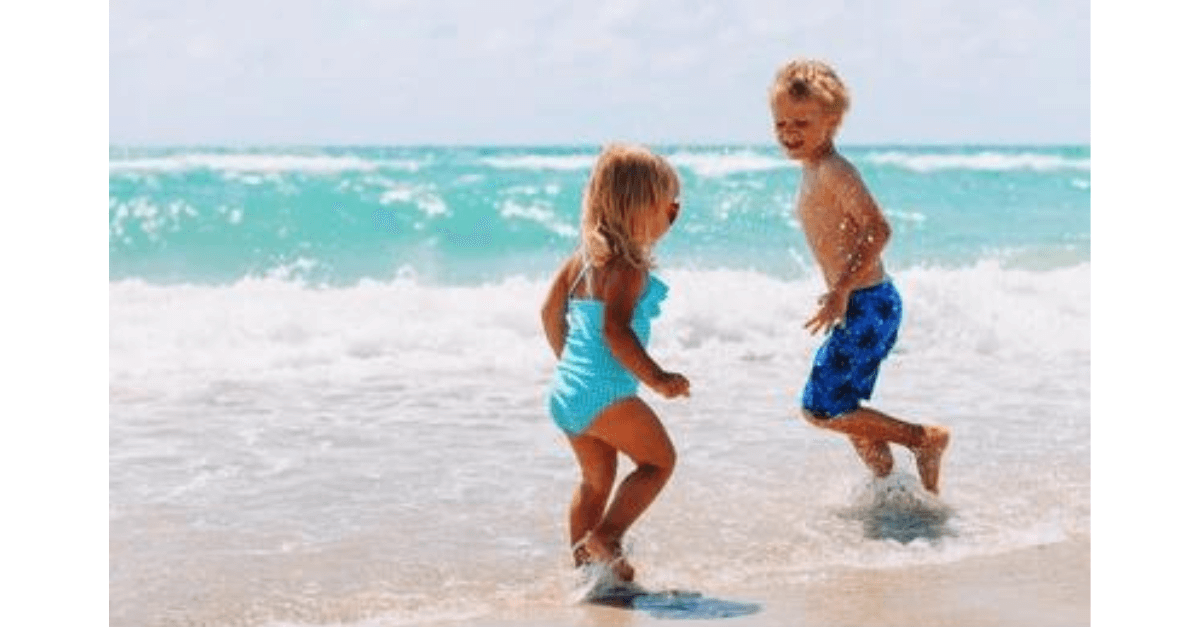 Espaços azuis: crianças que brincam no mar se tornam adultos mais felizes, mostra estudo
