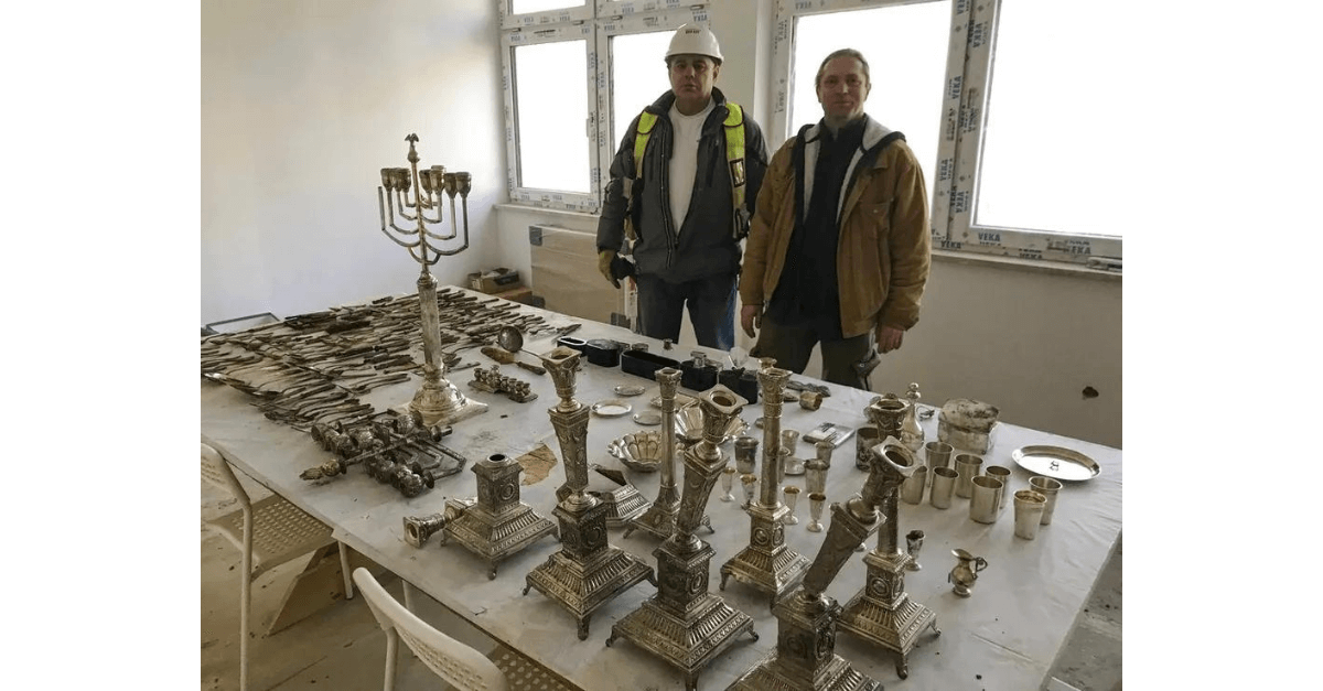 Tesouro Judeu Da Segunda Guerra Mundial É Encontrado Durante Reforma De Residência Na Polônia 3 Tesouro judeu da Segunda Guerra Mundial é encontrado durante reforma de residência, na Polônia