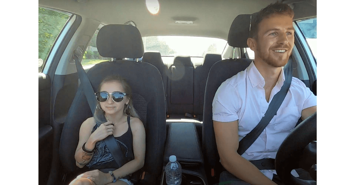 Homem defende relação com jovem de 23 anos “presa em corpo de criança” após críticas