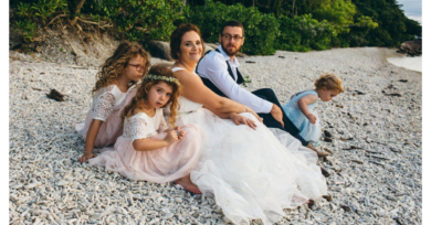 Pais geram polêmica ao deixar filho de dois anos usar vestido no casamento