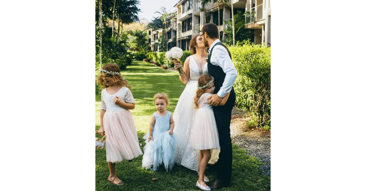 Pais geram polêmica ao deixar filho de dois anos usar vestido no casamento