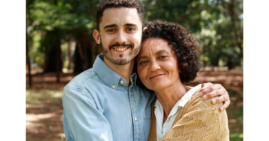 Livros, um recurso precioso: jovem que começou estudando com livros recolhidos do lixo pela sua mãe, hoje estuda nos EUA