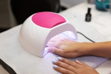 Os secadores de esmalte UV aumentam o risco de câncer de pele? Isso diz um estudo recente