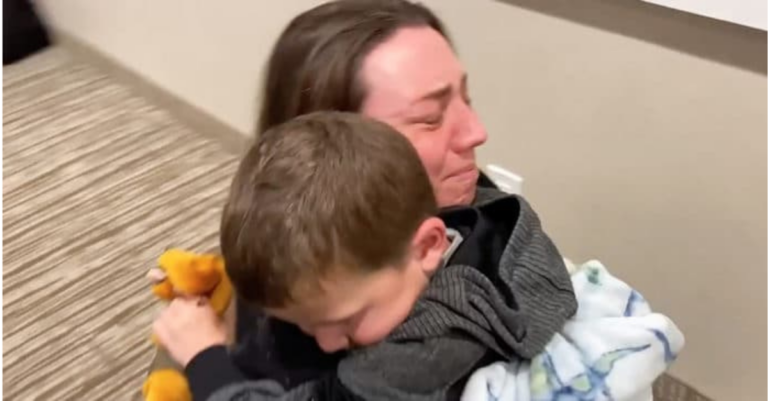 Uma história surpreendente: uma mulher adota uma criança que não sabia que era o filho que havia perdido há muitos anos