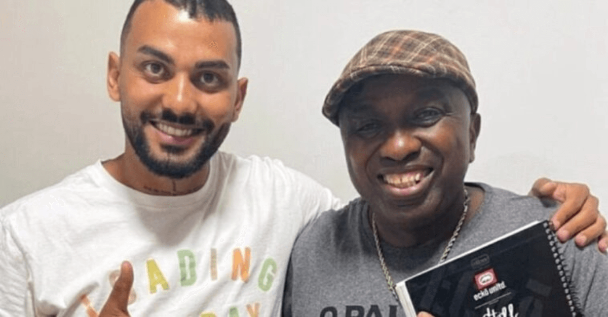 Atacante ensina massagista do clube a ler e escrever