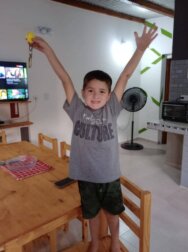 Pai constrói casa para o filho pequeno e ex-companheira