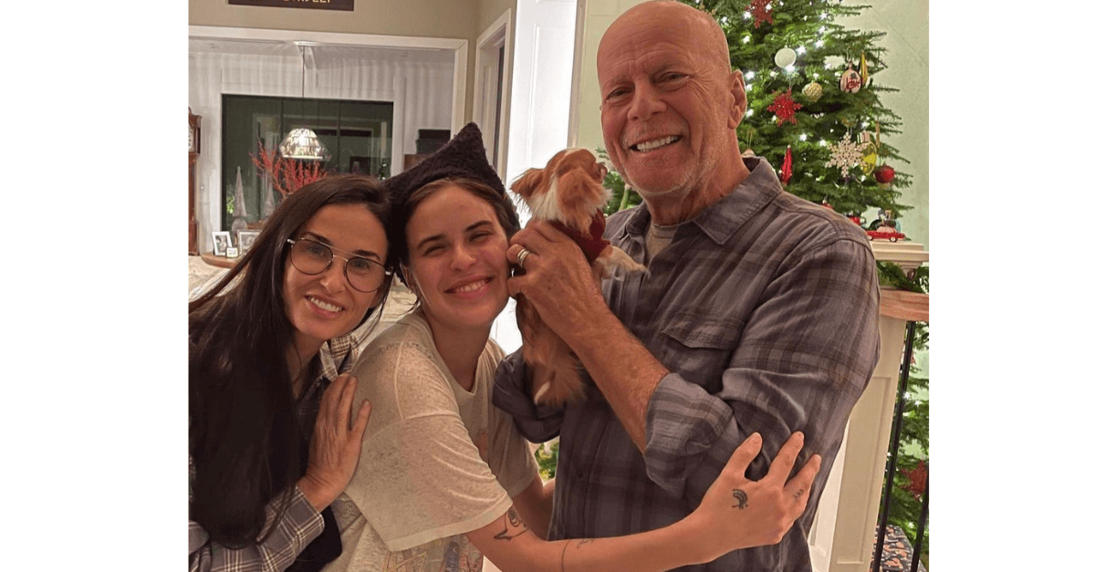 Demi Moore está morando com o ex-marido Bruce Willis e a atual esposa para ajudá-los a lidar com demência