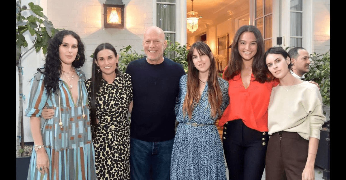 Demi Moore está morando com o ex marido Bruce Willis e a atual esposa para ajudá los a lidar com