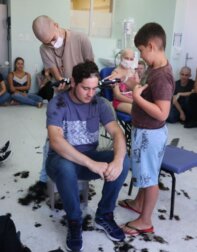Trote do bem: crianças com câncer raspam cabelos de calouros de Medicina
