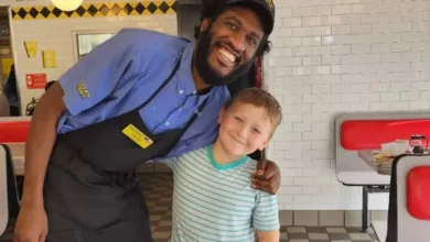 Menino de 8 anos arrecada R$260 mil para seu "garçom preferido"