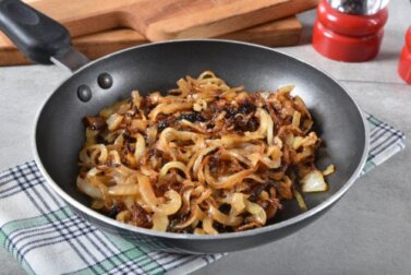 Como preparar cebola caramelizada sem açúcar